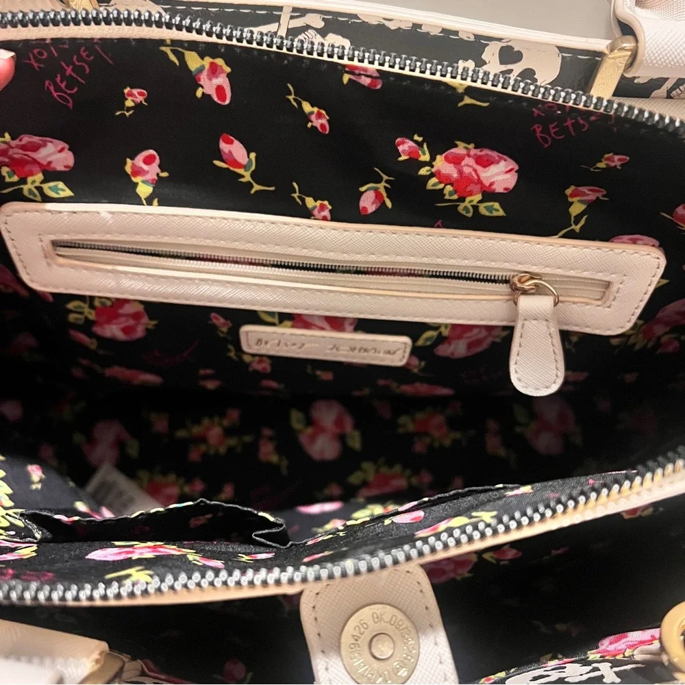 White Skull Embossed Handbag - Picture 9 of 13